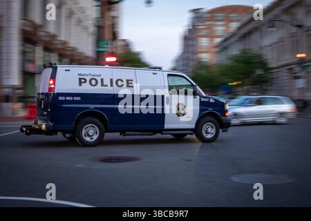 Washington DC, Vereinigte Staaten. 24 avril 2025. Un autobus de la Metro transit police traverse une intersection à Washington DC, le 23 avril 2025. Crédit : dpa/Alamy Live News Banque D'Images