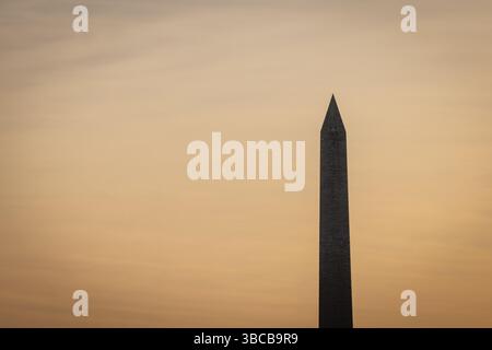 Washington DC, Vereinigte Staaten. 24 avril 2025. Le Washington Monument est illuminé par le soleil du soir à Washington DC, le 23 avril 2025. Crédit : dpa/Alamy Live News Banque D'Images
