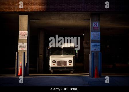 Washington DC, Vereinigte Staaten. 23 avril 2025. Un autobus du service postal des États-Unis est illuminé par le soleil du soir à Washington DC, le 23 avril 2025. Crédit : dpa/Alamy Live News Banque D'Images