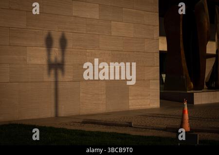 Washington DC, Vereinigte Staaten. 24 avril 2025. La façade de la National Gallery of Art (East Building) est illuminée par le soleil du soir à Washington DC, le 23 avril 2025. Crédit : dpa/Alamy Live News Banque D'Images