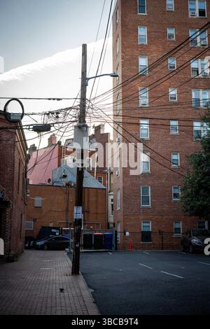 Washington DC, Vereinigte Staaten. 23 avril 2025. Une photo symbolique sur le thème des infrastructures. Un poteau électrique penché se dresse dans une cour arrière à Washington, DC, le 23 avril 2025. Crédit : dpa/Alamy Live News Banque D'Images