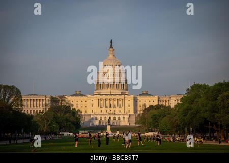 Washington DC, Vereinigte Staaten. 24 avril 2025. Le Capitole des États-Unis est illuminé par le soleil du soir à Washington DC, le 24 avril 2025. Crédit : dpa/Alamy Live News Banque D'Images