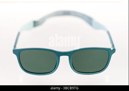 Élégantes lunettes de soleil turquoise avec verres verts offrent une protection uv et un look tendance Banque D'Images