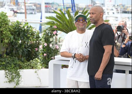 Cannes, France. 19 mai 2025. Spike Lee et Denzel Washington assistent aux 2 PLUS HAUTS appels photographiques LES PLUS BAS lors du 78ème Festival de Cannes 2025 à Cannes. Crédit : Fausto Marci/Alamy Live News Banque D'Images