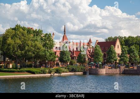 Le pavillon de l'Allemagne au lac World Showcase, parc d'attractions Epcot, Disney World, Orlando, Floride. Banque D'Images