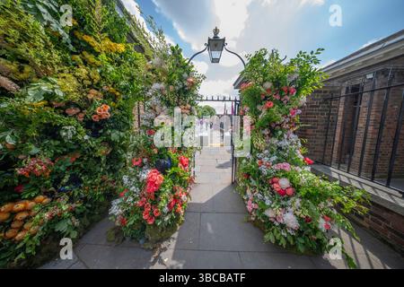 Royal Hospital Chelsea, Londres, Royaume-Uni. 19 mai 2025. L'entrée London Gate du RHS Chelsea Flower Show 2025 est décorée par Lavender Green. Crédit : Malcolm Park/Alamy Live News Banque D'Images