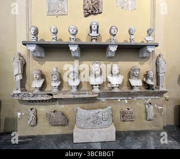 Un mur décoré de bustes et de reliefs romains anciens en marbre met en valeur l'art du portrait classique au musée du Capitole de Rome Banque D'Images