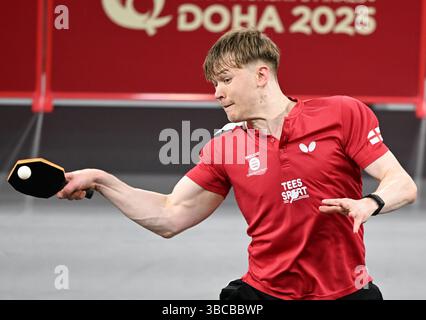 Doha, Qatar. 19 mai 2025. Tom Jarvis, de l'Angleterre, revient à Qiu Dang, de l'Allemagne, lors de la ronde masculine en simple de 64 à la finale des Championnats du monde de tennis de table ITTF Doha 2025 à Doha, Qatar, le 19 mai 2025. Crédit : HE Changshan/Xinhua/Alamy Live News Banque D'Images