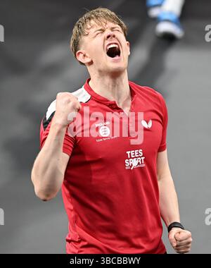 Doha, Qatar. 19 mai 2025. Tom Jarvis, d'Angleterre, célèbre sa défaite de Qiu Dang, d'Allemagne, après la ronde en simple masculin de 64 à la finale des Championnats du monde de tennis de table ITTF Doha 2025 à Doha, Qatar, le 19 mai 2025. Crédit : HE Changshan/Xinhua/Alamy Live News Banque D'Images