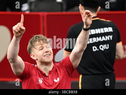 Doha, Qatar. 19 mai 2025. Tom Jarvis, d'Angleterre, célèbre sa défaite de Qiu Dang, d'Allemagne, après la ronde en simple masculin de 64 à la finale des Championnats du monde de tennis de table ITTF Doha 2025 à Doha, Qatar, le 19 mai 2025. Crédit : HE Changshan/Xinhua/Alamy Live News Banque D'Images