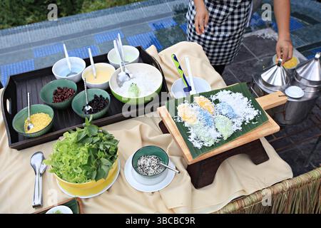 Thai Khanom Tua Pap (boulettes de haricots mungo sucrés) est un dessert thaïlandais à base de farine de riz collante enroulée autour d'une garniture de haricots mungo pelés, de coco râpé Banque D'Images