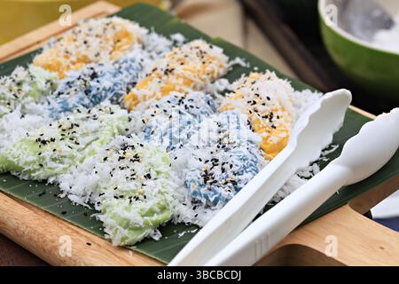 Thai Khanom Tua Pap (boulettes de haricots mungo sucrés) est un dessert thaïlandais à base de farine de riz collante enroulée autour d'une garniture de haricots mungo pelés, de coco râpé Banque D'Images
