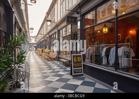 Cardiff, South Glamorgan, pays de Galles, Europe - 09 mai 2025 : petits magasins et cafés indépendants dans Castle Arcade Banque D'Images