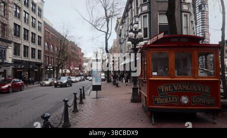 PRÉTEXTE autobus de la Red Vancouver Trolley Company garé sur un trottoir de briques à Gastown, Vancouver Banque D'Images