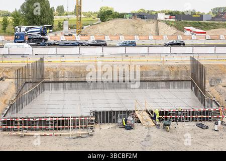 Gand, Belgique. 19 mai 2025. Le chantier de construction d'un nouveau pont sur la route Deinsesteenweg/Baarledorpstraat (N466) au-dessus de l'autoroute E40 à Drongen, Gand, photo prise le lundi 19 mai 2025. Le vieux pont construit dans les années 50 est en mauvais état et sera remplacé. BELGA PHOTO JAMES ARTHUR GEKIERE crédit : Belga News Agency/Alamy Live News Banque D'Images