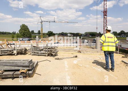 Gand, Belgique. 19 mai 2025. Le chantier de construction d'un nouveau pont sur la route Deinsesteenweg/Baarledorpstraat (N466) au-dessus de l'autoroute E40 à Drongen, Gand, photo prise le lundi 19 mai 2025. Le vieux pont construit dans les années 50 est en mauvais état et sera remplacé. BELGA PHOTO JAMES ARTHUR GEKIERE crédit : Belga News Agency/Alamy Live News Banque D'Images