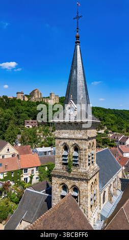 Vue aérienne du clocher de l'église paroissiale Saint Martin surplombé par le Château de la Madeline dans le village de Chevreuse aux Français Banque D'Images