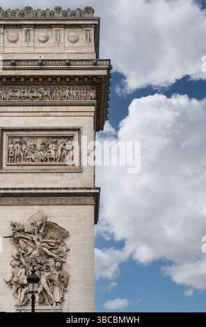 Arc de Triomphe à Paris montrant des sculptures et des détails par temps nuageux Banque D'Images