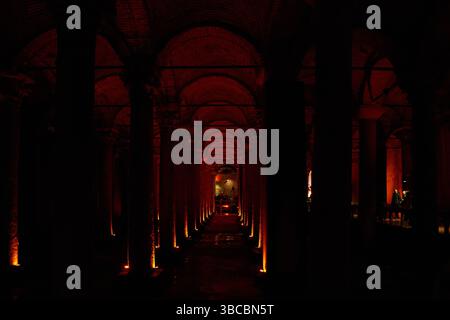 Mystérieuse citerne Basilique à Istanbul, Turquie. Anciennes colonnes illuminées en rouge, reflétant dans l'eau Banque D'Images