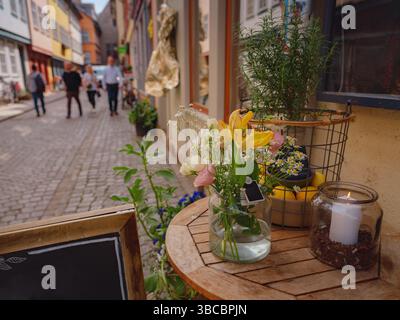Erfurt, Allemagne - 22 mai 2023 : allée sur le pont des marchands, Kraemerbruecke à Erfurt, Allemagne. Il a été construit en 1325. Le seul pont au nord des Alpes Banque D'Images