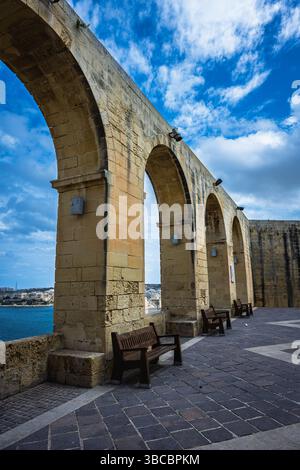 Photo regardant à travers les arches des jardins supérieurs de Barrakka Banque D'Images