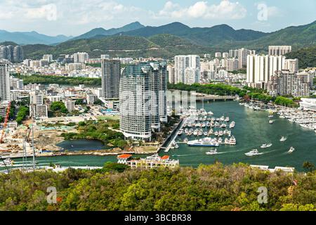 Vue aérienne de dessus des yachts de luxe blancs amarrés soigneusement dans le port du port Banque D'Images