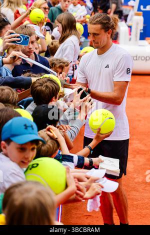 Hambourg, Allemagne. 19 mai 2025. Tennis : ATP Tour - Hambourg, célibataires, hommes, 1er tour. Zverev (Allemagne) − Kovacevic (États-Unis). Alexander Zverev signe des autographes. Crédit : Frank Molter/dpa/Alamy Live News Banque D'Images