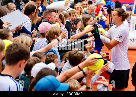 Hambourg, Allemagne. 19 mai 2025. Tennis : ATP Tour - Hambourg, célibataires, hommes, 1er tour. Zverev (Allemagne) − Kovacevic (États-Unis). Alexander Zverev signe des autographes. Crédit : Frank Molter/dpa/Alamy Live News Banque D'Images