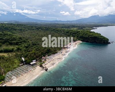 Vue aérienne de Virgin Beach, une plage immaculée située à Karangasem dans le nord de Bali Banque D'Images