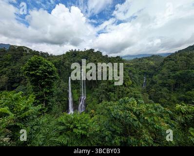 Vue aérienne de Sekumpul et Cascade cachée à Buleleng Bali Nord Bali Banque D'Images