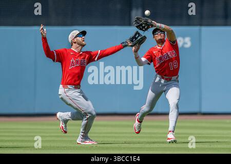 Los Angeles, Californie, États-Unis. 18 mai 2025. 18 mai 2025 : L'outfielder des Angels de Los Angeles KYREN PARIS fait une capture YUSEI KIKUCHI dans un match que les Angels ont gagné 6-4 contre les Dodgers de Los Angeles au Dodger Stadium. (Crédit image : © Mark Edward Harris/ZUMA Press Wire) USAGE ÉDITORIAL SEULEMENT ! Non destiné à UN USAGE commercial ! Banque D'Images