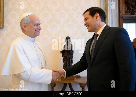 Le secrétaire Marco Rubio rencontre le pape Léon XIV à la Cité du Vatican, Saint-Siège, le 18 mai 2025. (© Simone Risoluti/Vatican Media) Banque D'Images