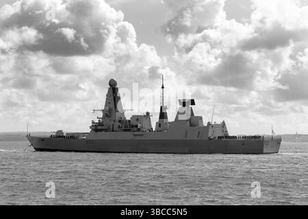 HMS Dauntless D33 type 45 destroyer (classe audacieuse) quittant Portsmouth le 22 avril 2025 pour un déploiement de 8 mois, Portsmouth, Hampshire, Angleterre, Royaume-Uni Banque D'Images