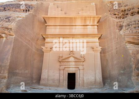 Alula, Arabie Saoudite, 4 avril 2024. La vue de face de la tombe rocheuse à Hegra dans une journée ensoleillée. Banque D'Images