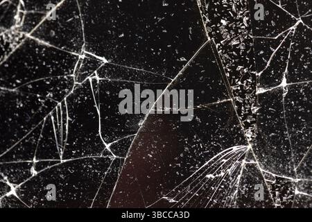 verre brisé en de nombreux morceaux sur un fond noir Banque D'Images