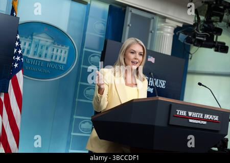 Washington, Vereinigte Staaten. 18 avril 2025. Karoline Leavitt, attachée de presse de la Maison Blanche, tient un briefing à la Maison Blanche à Washington, DC, le 19 mai 2025. Crédit : Chris Kleponis/CNP/dpa/Alamy Live News Banque D'Images