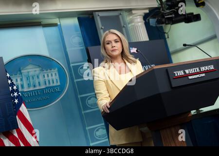 Washington, Vereinigte Staaten. 18 avril 2025. Karoline Leavitt, attachée de presse de la Maison Blanche, tient un briefing à la Maison Blanche à Washington, DC, le 19 mai 2025. Crédit : Chris Kleponis/CNP/dpa/Alamy Live News Banque D'Images
