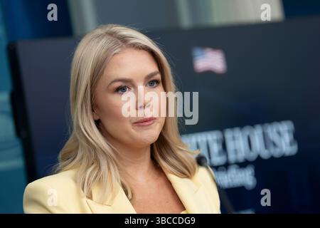Washington, Vereinigte Staaten. 18 avril 2025. Karoline Leavitt, attachée de presse de la Maison Blanche, tient un briefing à la Maison Blanche à Washington, DC, le 19 mai 2025. Crédit : Chris Kleponis/CNP/dpa/Alamy Live News Banque D'Images