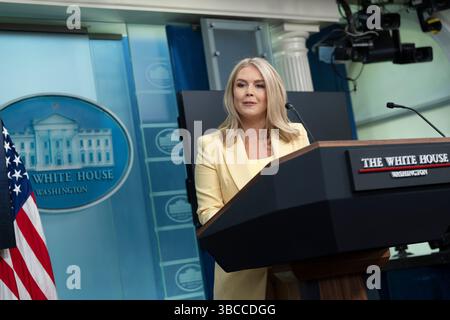 Washington, Vereinigte Staaten. 18 avril 2025. Karoline Leavitt, attachée de presse de la Maison Blanche, tient un briefing à la Maison Blanche à Washington, DC, le 19 mai 2025. Crédit : Chris Kleponis/CNP/dpa/Alamy Live News Banque D'Images