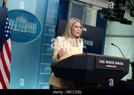 Washington, Vereinigte Staaten. 18 avril 2025. Karoline Leavitt, attachée de presse de la Maison Blanche, tient un briefing à la Maison Blanche à Washington, DC, le 19 mai 2025. Crédit : Chris Kleponis/CNP/dpa/Alamy Live News Banque D'Images