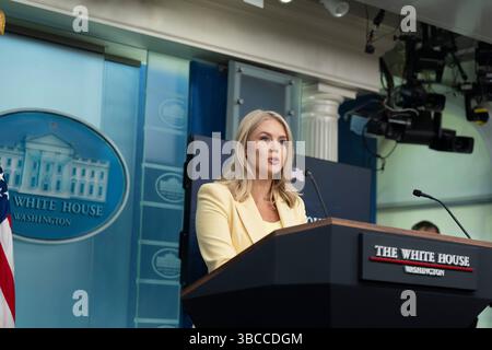 Washington, Vereinigte Staaten. 18 avril 2025. Karoline Leavitt, attachée de presse de la Maison Blanche, tient un briefing à la Maison Blanche à Washington, DC, le 19 mai 2025. Crédit : Chris Kleponis/CNP/dpa/Alamy Live News Banque D'Images