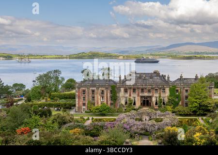 Bateau de croisière 'World Explorer' ancré dans la baie de Bantry, West Cork, Irlande. Banque D'Images
