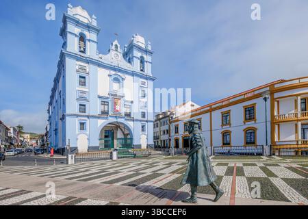 La façade bleue et blanche frappante de l'église de la Miséricorde (Igreja da Misericordia) se trouve en bonne place à Angra do Heroismo, Terceira, Açores. Statue o Banque D'Images
