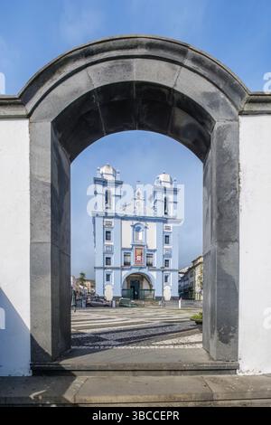 Perspective de l'église bleue et blanche de la Miséricorde (Igreja da Misericordia) à Angra do Heroismo, Terceira, Açores, Portugal, capturée à travers un rustique Banque D'Images