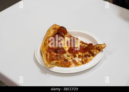 Une tranche de pizza pepperoni sur la table dans une aire de restauration Costco à Tigard, Oregon. Banque D'Images