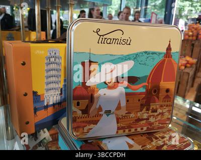 Boîte tiramisu classique. Sur le devant, une dame en robe blanche pose devant la cathédrale de Florence. Munchen, Allemagne, 2019 Banque D'Images