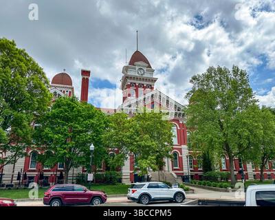 Lake County Courthouse contre le ciel orageux. Crown point, AUX États-Unis le 14 mai 2025 Banque D'Images