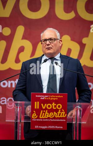 Rome, RM, Italie. 19 mai 2025. Suite aux déclarations des responsables gouvernementaux et du Président du Sénat, les dirigeants et militants des partis d'opposition se réunissent pour le marathon contre l'abstentionnisme organisé par le syndicat CGIL, afin de sensibiliser à la participation des citoyens aux 5 référendums des 8 et 9 juin. ROBERTO GUALTIERI (maire de Rome) prononce un discours. (Crédit image : © Marco Di Gianvito/ZUMA Press Wire) USAGE ÉDITORIAL SEULEMENT ! Non destiné à UN USAGE commercial ! Banque D'Images