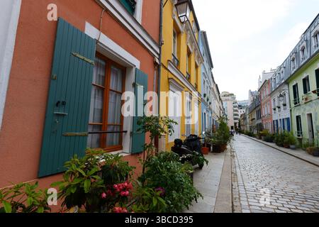 La rue Cremieux dans le 12ème arrondissement est l’une des plus jolies rues résidentielles de Paris. Maisons colorées rue Cremieux à Paris. France. Banque D'Images