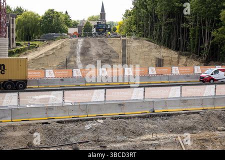 Gand, Belgique. 19 mai 2025. Le chantier de construction d'un nouveau pont sur la route Deinsesteenweg/Baarledorpstraat (N466) au-dessus de l'autoroute E40 à Drongen, Gand, le lundi 19 mai 2025. Le vieux pont construit dans les années 50 est en mauvais état et sera remplacé. BELGA PHOTO JAMES ARTHUR GEKIERE crédit : Belga News Agency/Alamy Live News Banque D'Images